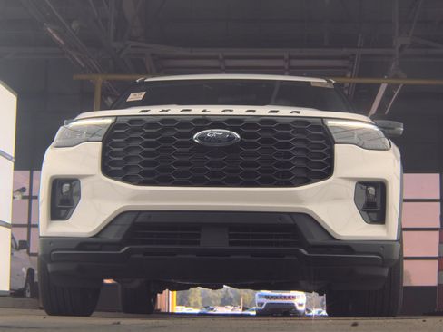 Used 2025 Ford Explorer ST-Line AWD/4WD image 3