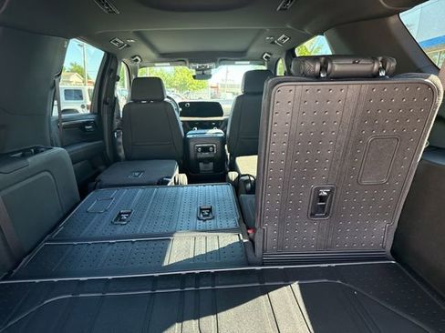 Used 2026 Chevrolet Suburban High Country AWD/4WD image 13