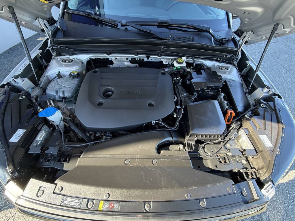 Certified 2025 Volvo XC40 B5 Plus w/ Climate Package AWD/4WD image 14