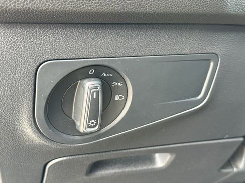 Used 2023 Volkswagen Tiguan SE image 40