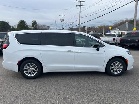 New 2026 Chrysler Pacifica Select image 8