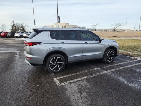 Used 2022 Mitsubishi Outlander SE image 3