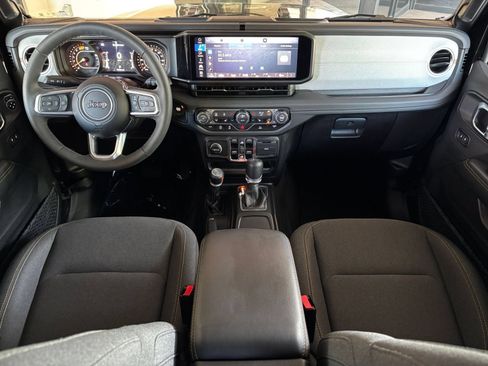 Used 2025 Jeep Wrangler Unlimited Sahara AWD/4WD image 33