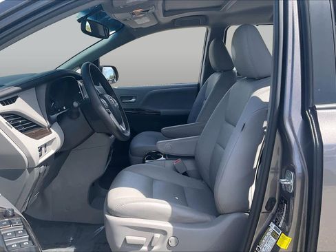Used 2017 Toyota Sienna XLE AWD/4WD image 7