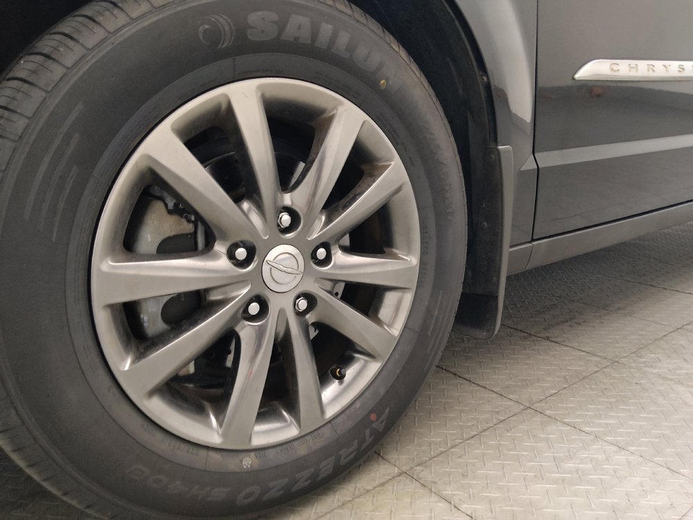 Used 2014 Chrysler Town & Country S FWD image 31