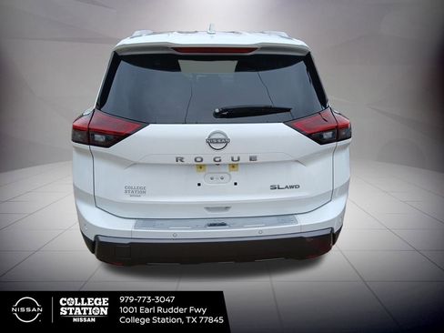 Used 2025 Nissan Rogue SL image 3