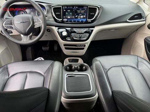 Used 2024 Chrysler Pacifica Touring-L FWD image 14