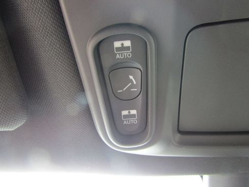 Used 2025 Chrysler Pacifica Limited FWD image 38