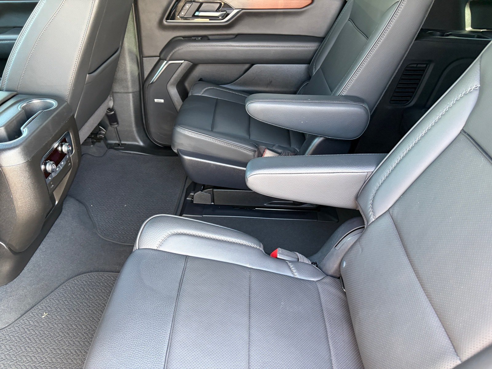Used 2025 GMC Yukon XL Denali RWD image 12
