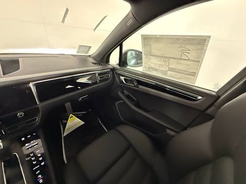 Certified 2026 Porsche Macan AWD/4WD image 23