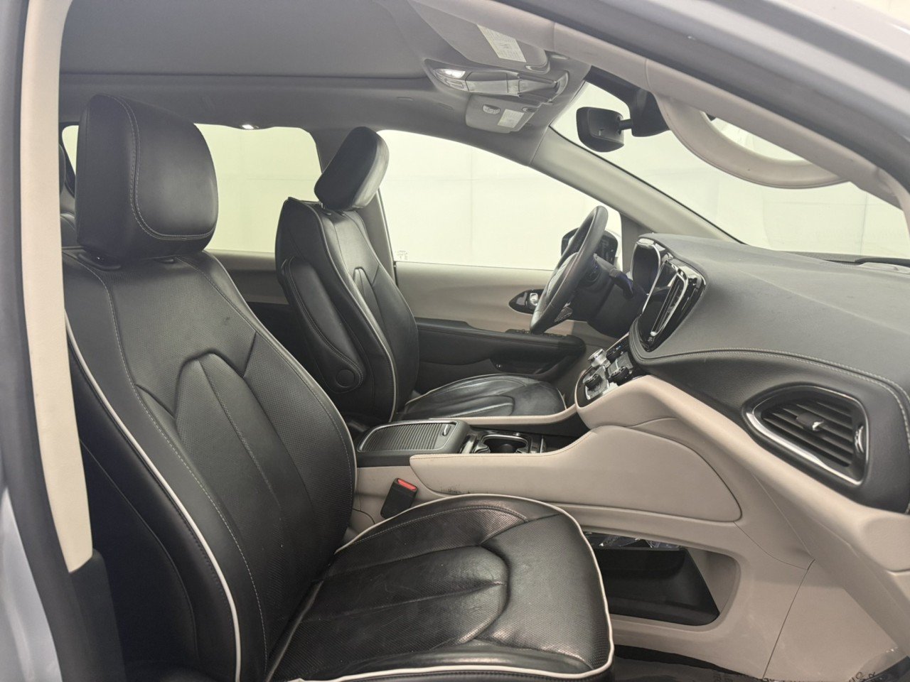 Used 2023 Chrysler Pacifica Limited FWD image 10
