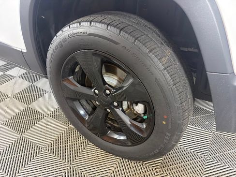 Used 2019 Jeep Cherokee Latitude Plus AWD/4WD image 23