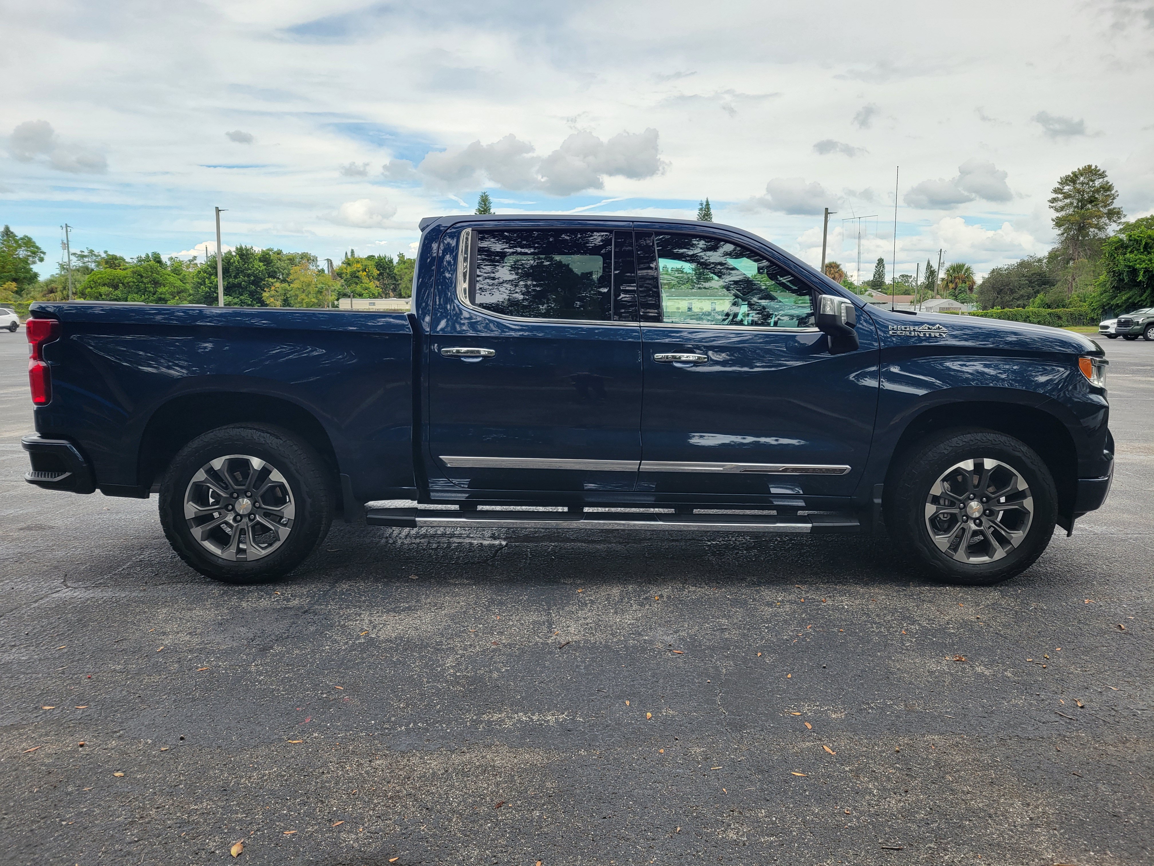 Used 2022 Chevrolet Silverado 1500 High Country w/ Z71 Off-Road Package AWD/4WD image 4