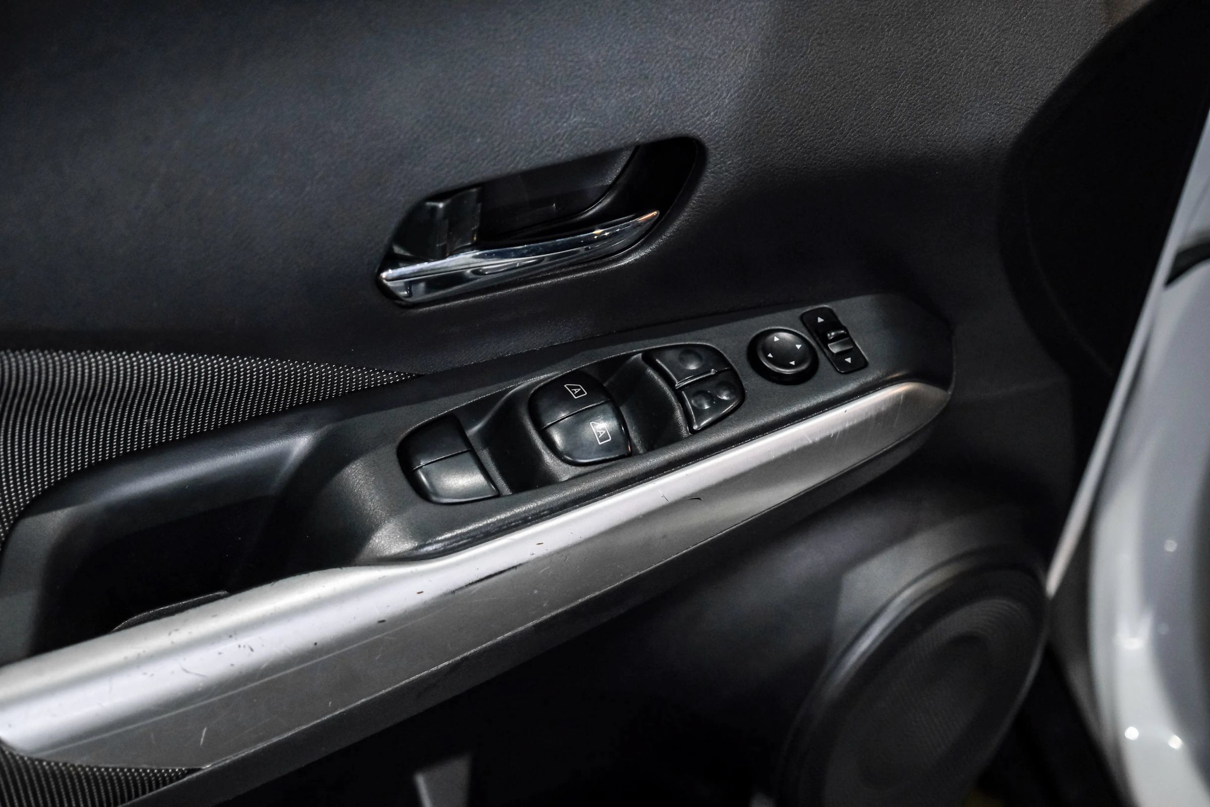 Used 2018 Nissan Kicks SV FWD image 32