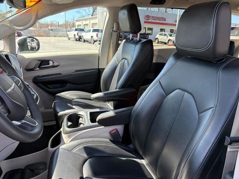 Used 2023 Chrysler Pacifica Touring-L image 23