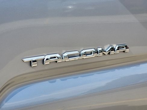 Certified 2021 Toyota Tacoma TRD Off-Road w/ TRD Premium Off Road Package AWD/4WD image 9