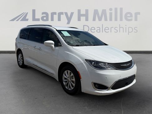 Used 2018 Chrysler Pacifica Touring-L Plus w/ Advanced Safetytec Group FWD image 7