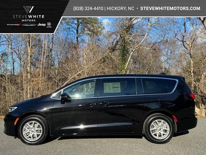 Used 2025 Chrysler Pacifica Select