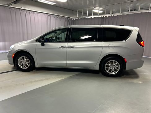 Used 2024 Chrysler Pacifica Touring-L image 4