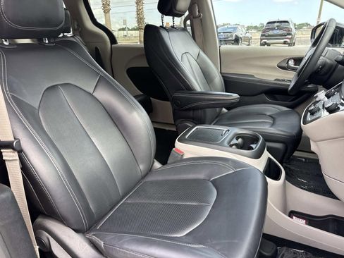 Used 2024 Chrysler Pacifica Touring-L FWD image 12