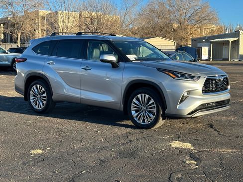 Used 2025 Toyota Highlander Platinum image 5