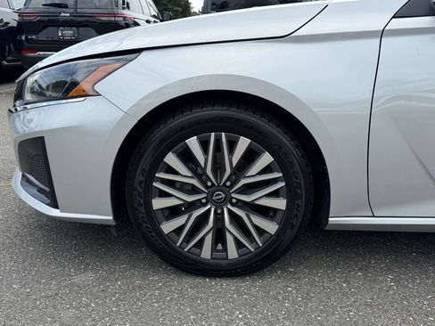 Used 2024 Nissan Altima 2.5 SV FWD image 13
