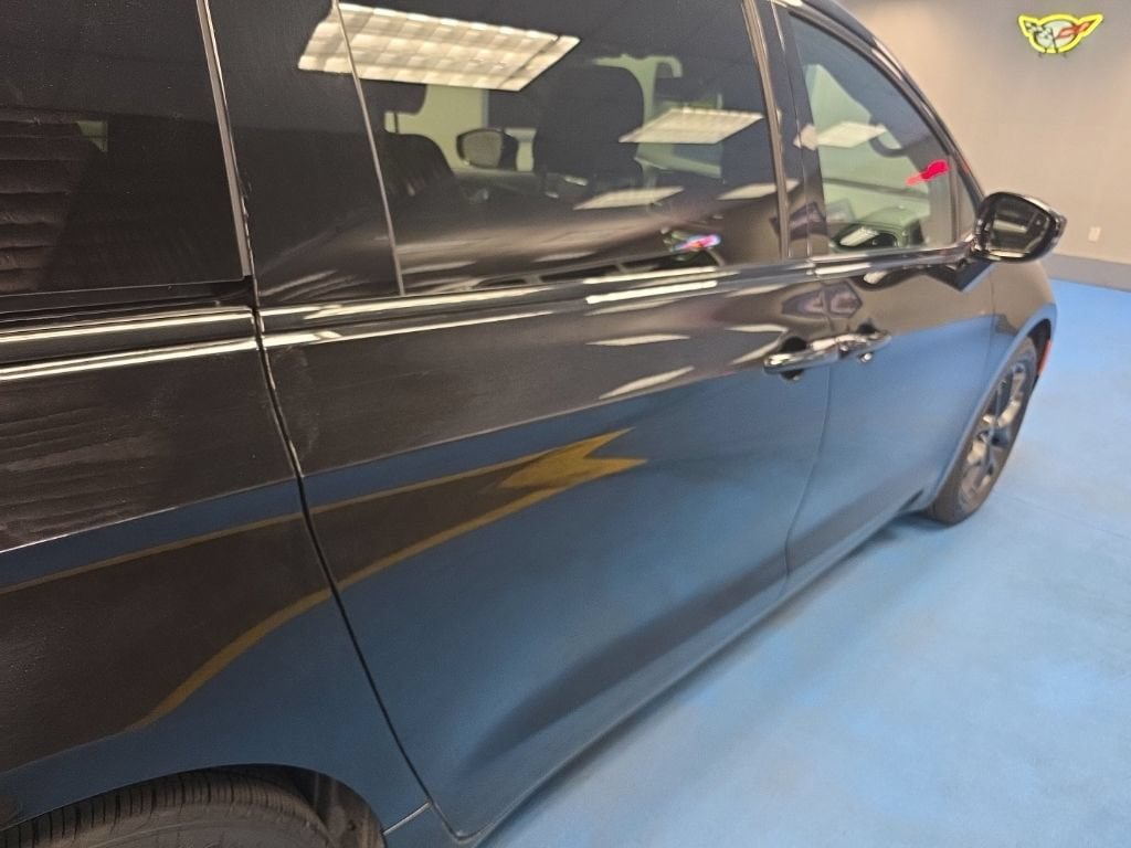 Used 2025 Chrysler Pacifica Limited FWD image 15