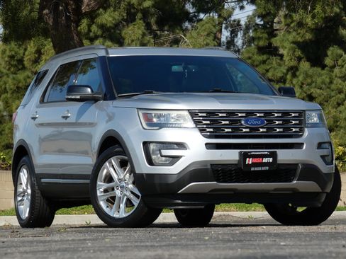 Used 2017 Ford Explorer XLT w/ Equipment Group 202A image 5