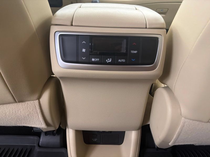 Used 2017 Toyota Highlander Limited AWD/4WD image 18