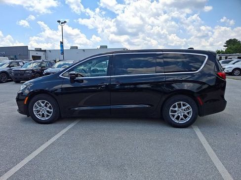 Used 2024 Chrysler Pacifica Touring-L FWD image 7