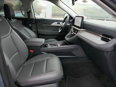 Used 2025 Ford Explorer Active w/ Active Comfort Package image 27