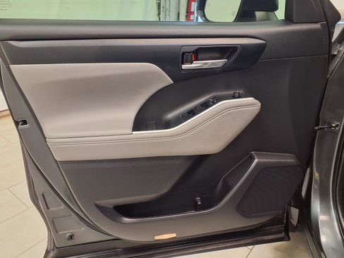 Used 2023 Toyota Highlander XLE image 28