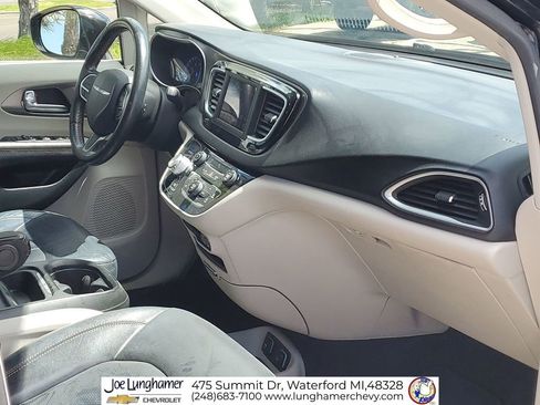 Used 2020 Chrysler Pacifica Touring-L FWD image 27