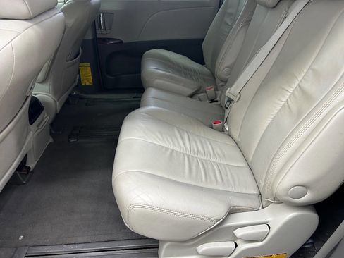 Used 2011 Toyota Sienna XLE image 3