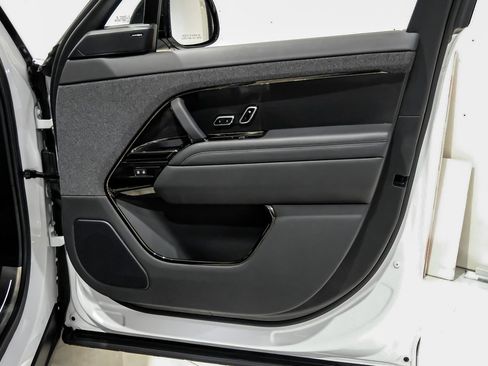 Used 2023 Land Rover Range Rover Sport SE Dynamic image 38