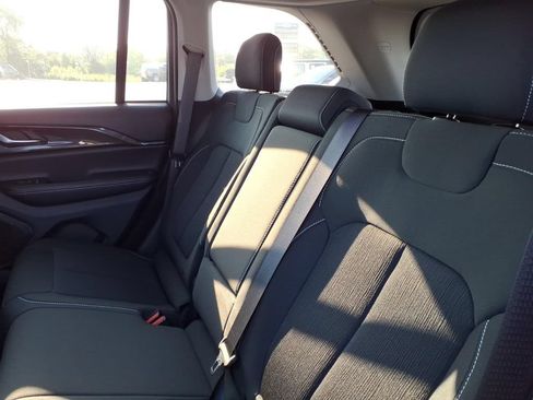 Certified 2023 Jeep Grand Cherokee Laredo AWD/4WD image 13