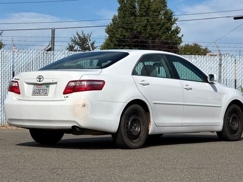Used 2009 Toyota Camry LE FWD image 3
