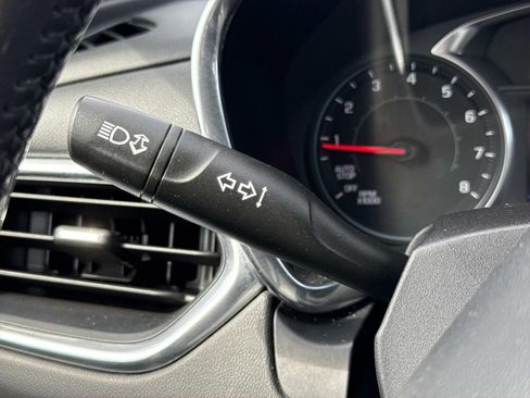 Used 2019 Chevrolet Equinox LT FWD image 16