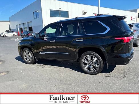 Used 2025 Toyota Sequoia Capstone AWD/4WD image 13