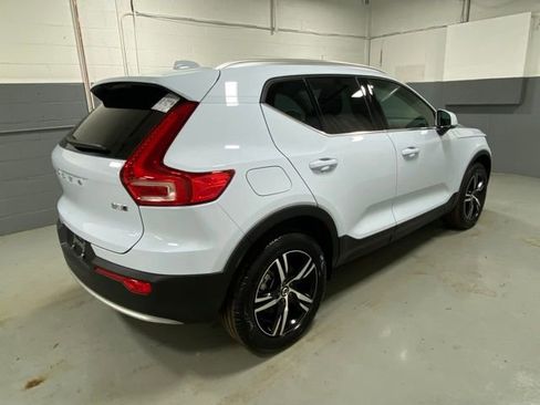 Used 2025 Volvo XC40 B5 Core image 3