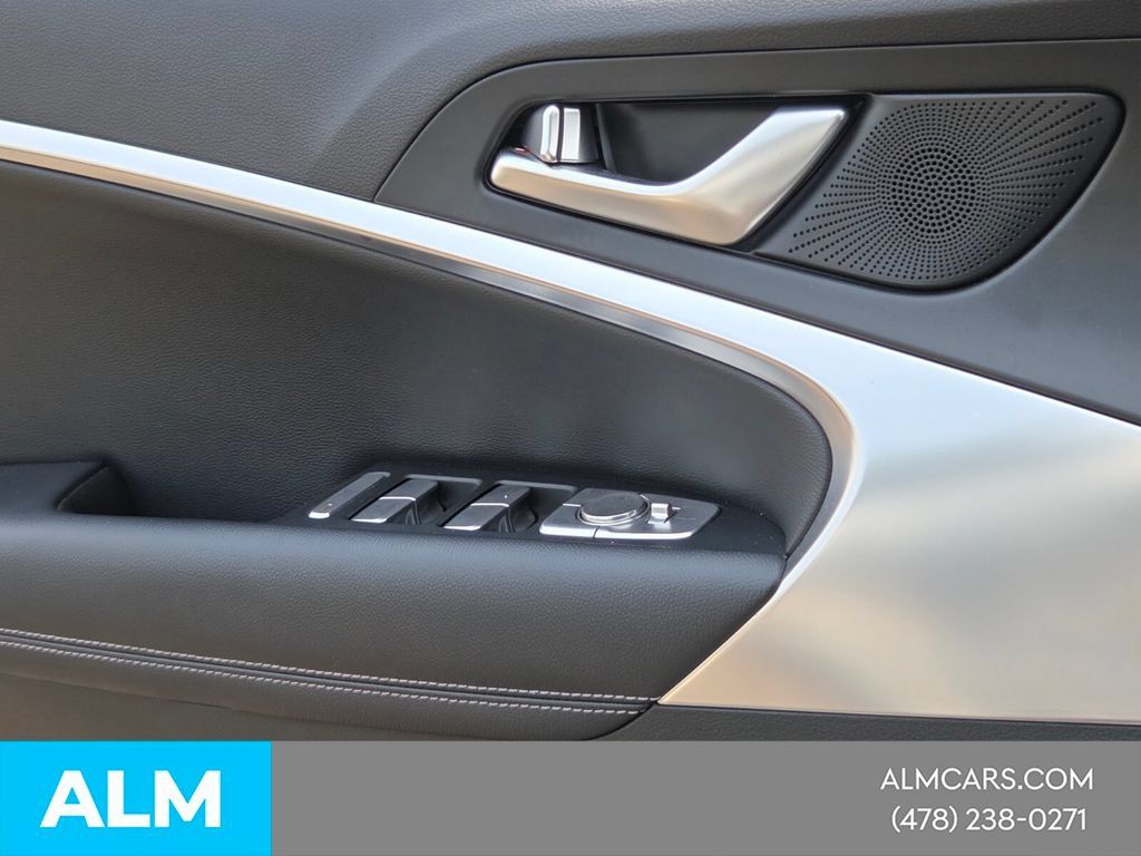 Used 2025 Genesis G70 2.5T AWD/4WD image 29