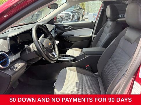 Used 2025 Chevrolet Trax LT w/ LT Convenience Package FWD image 6