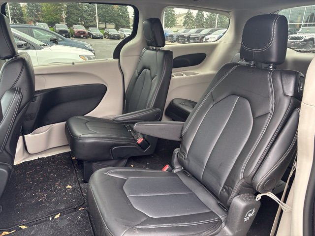 Used 2024 Chrysler Pacifica Touring-L AWD/4WD image 8