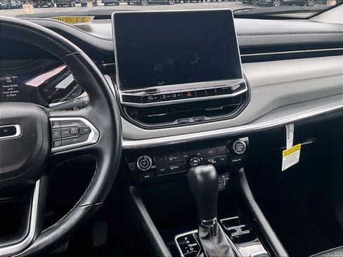 Used 2022 Jeep Compass Limited image 17