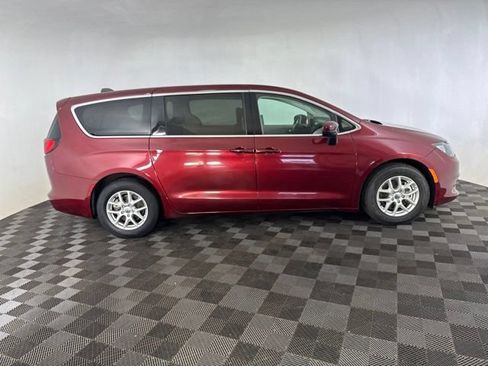 Used 2023 Chrysler Voyager LX FWD image 4