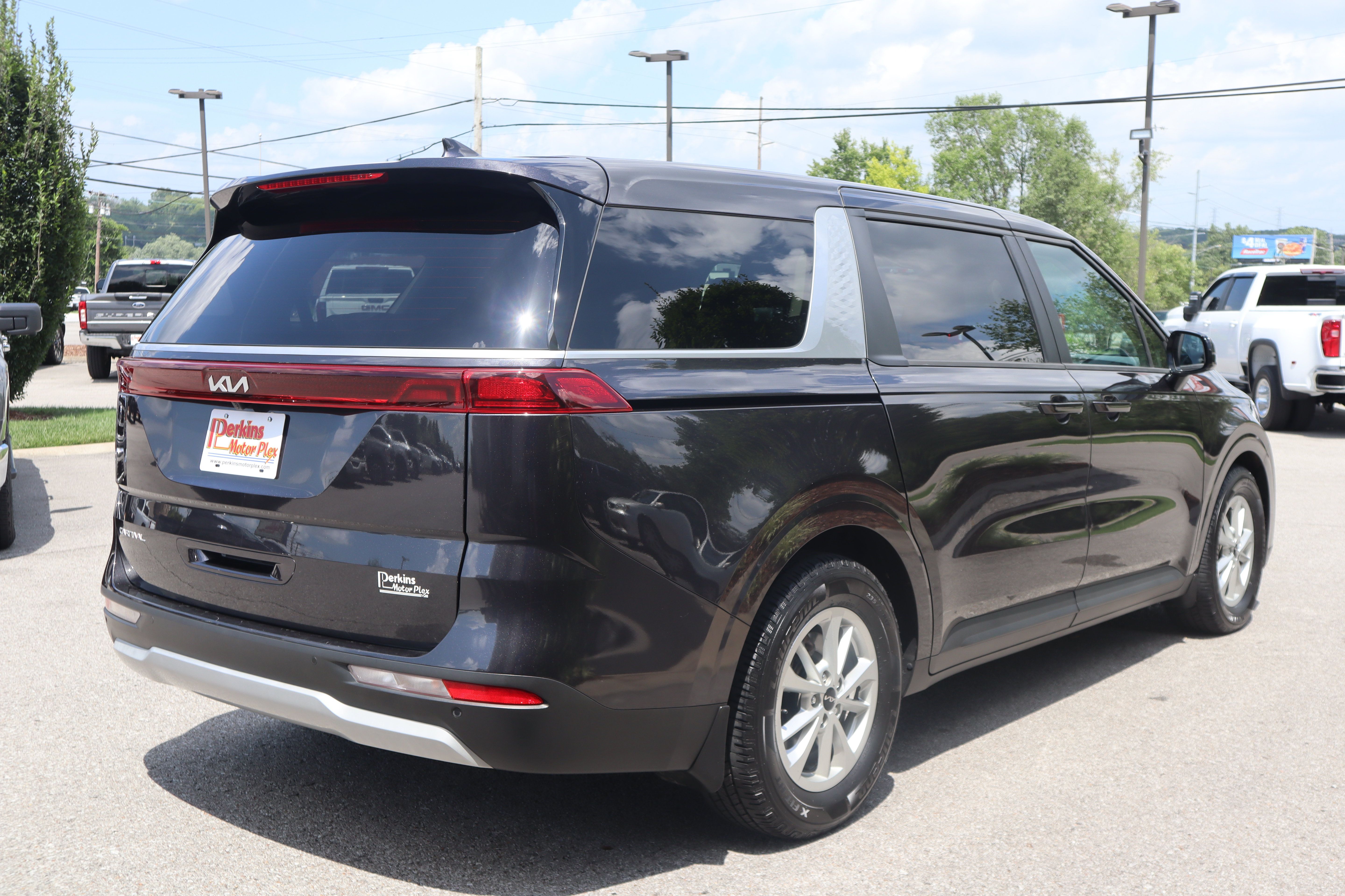 Used 2023 Kia Carnival LX FWD image 7