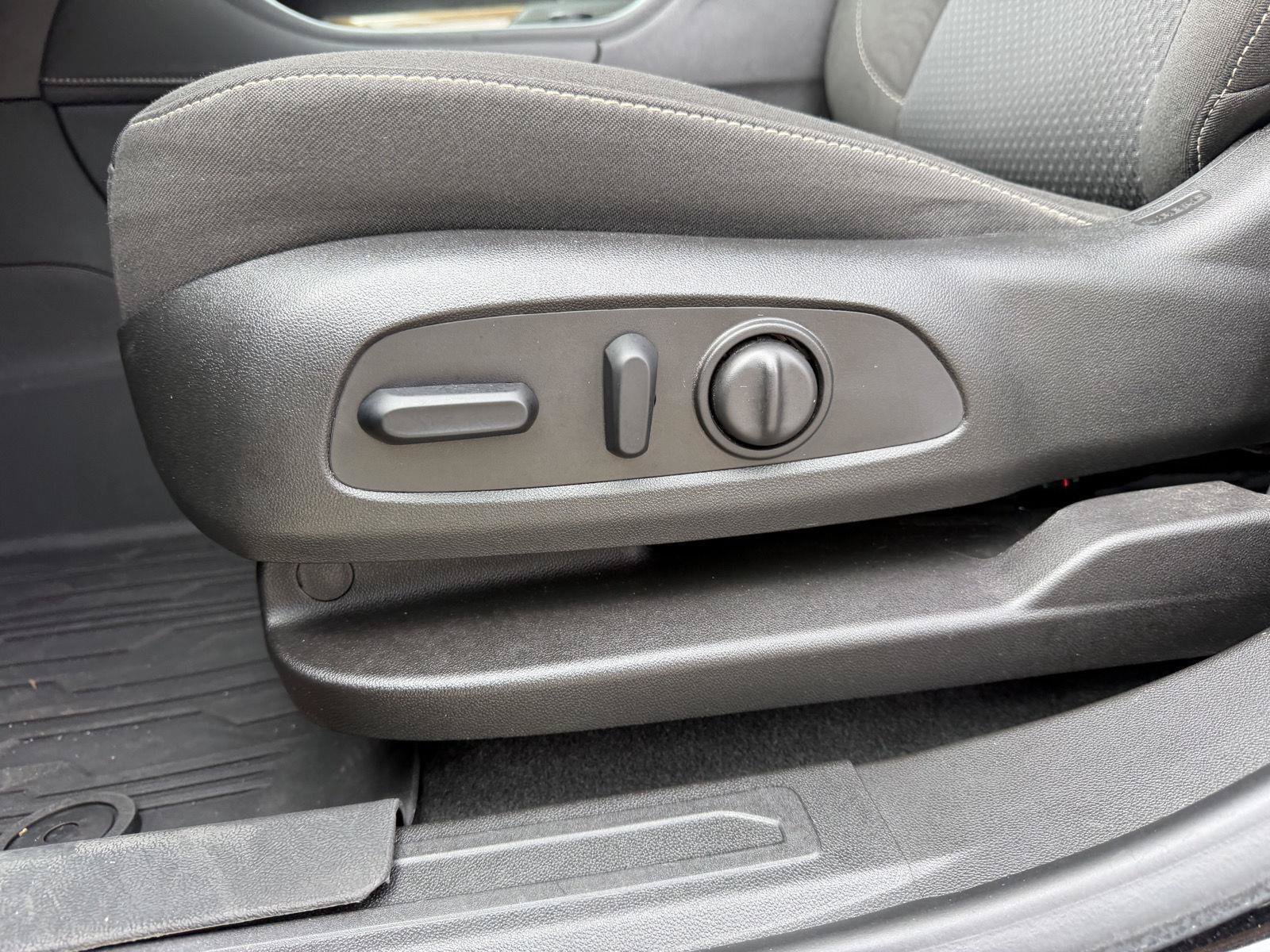 Used 2021 GMC Acadia SLE w/ Driver Convenience Package FWD image 7