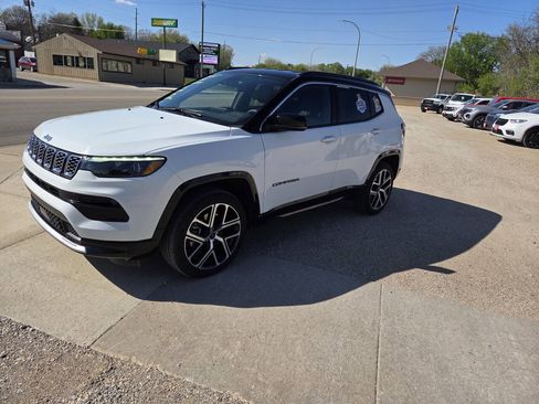 Used 2025 Jeep Compass Limited w/ Elite Group AWD/4WD image 2