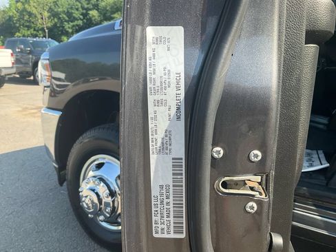 Used 2022 RAM 3500 Tradesman w/ Chrome Appearance Group AWD/4WD image 18
