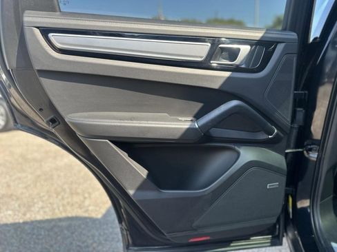Used 2022 Porsche Cayenne Platinum Edition image 16